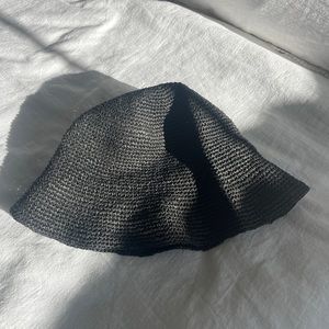 ARITZIA BLACK BUCKET HAT BABATON